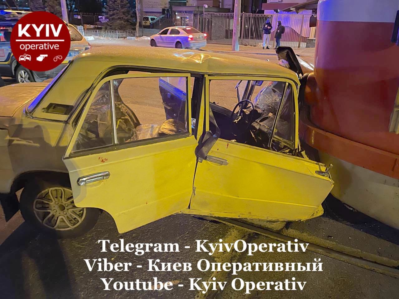 В Киеве легковушка на полном ходу протаранила трамвай, есть пострадавшие., Фото из паблика Киев оперативный.