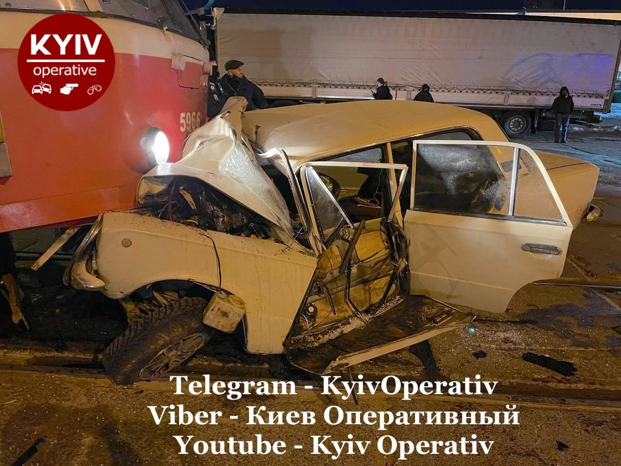 В Киеве легковушка на полном ходу протаранила трамвай, есть пострадавшие., Фото из паблика Киев оперативный.
