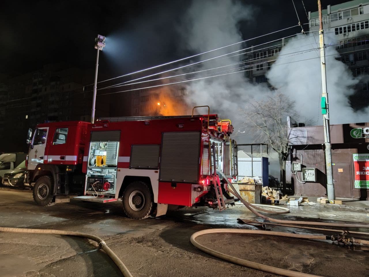 В Киеве ночью горел один из рынков. В Киеве ночью горел один из рынков., Фото ГСЧС