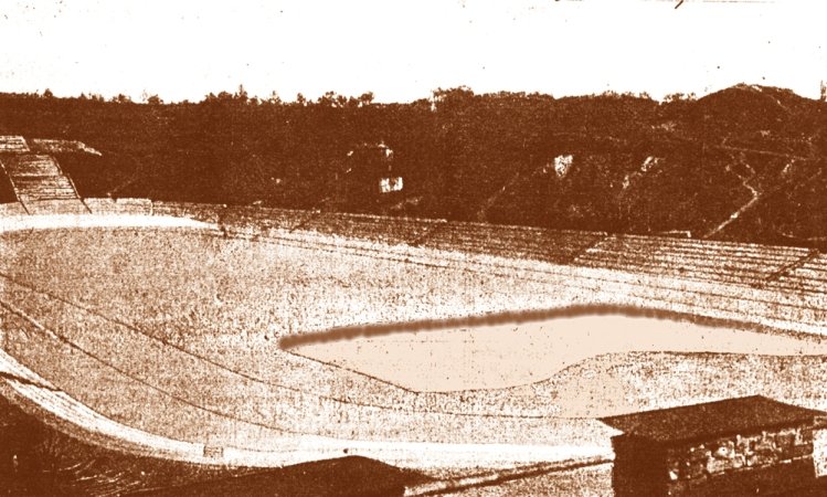 Фото: Проект Красного стадиона им..Л.Троцького. 1923 (на переднем плане остатки бассейна фонтана)
