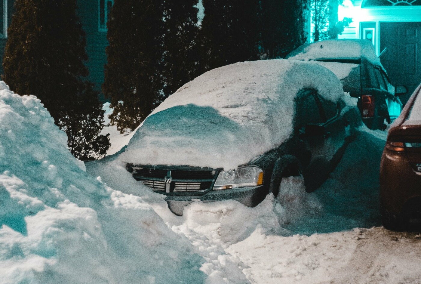 Снежная ловушка: лайфхаки о том, как вытащить машину из сугроба