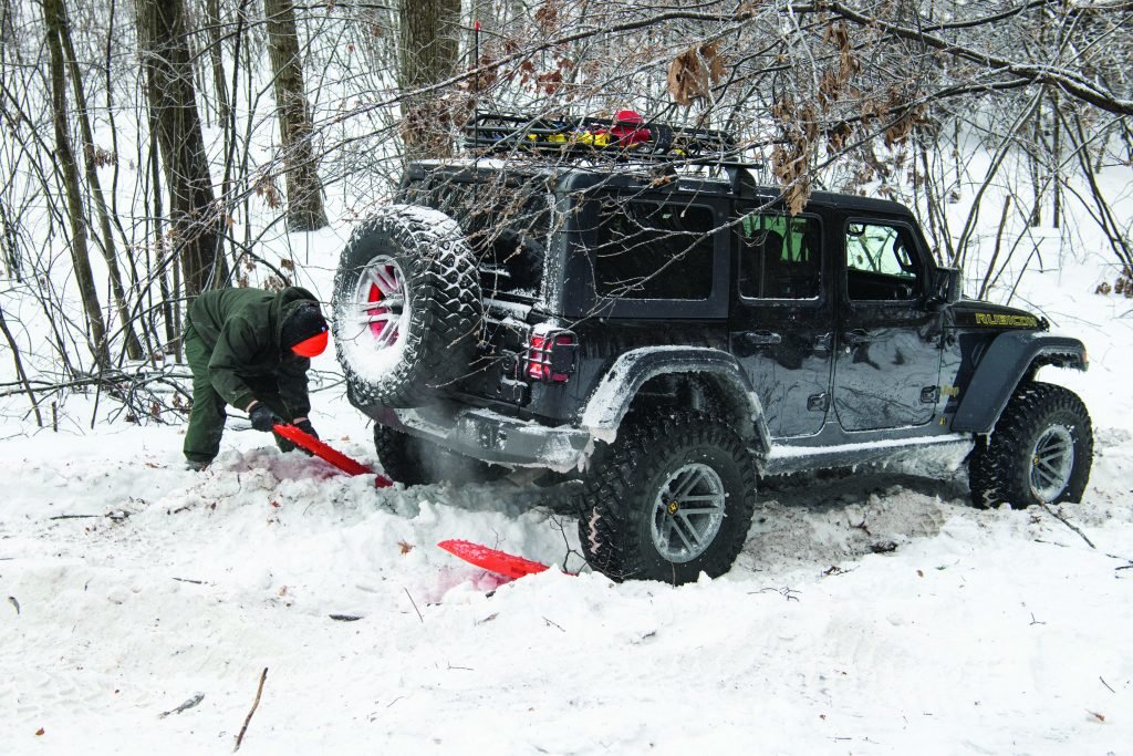 Снежная ловушка: лайфхаки о том, как вытащить машину из сугроба