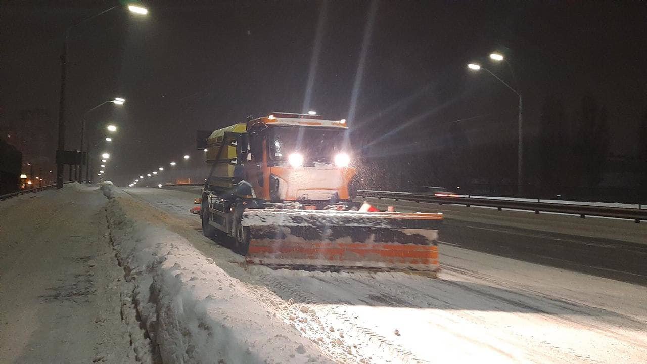 Коммунальные службы продолжают вывозить снег, Фото:  пресс-служба КГГА