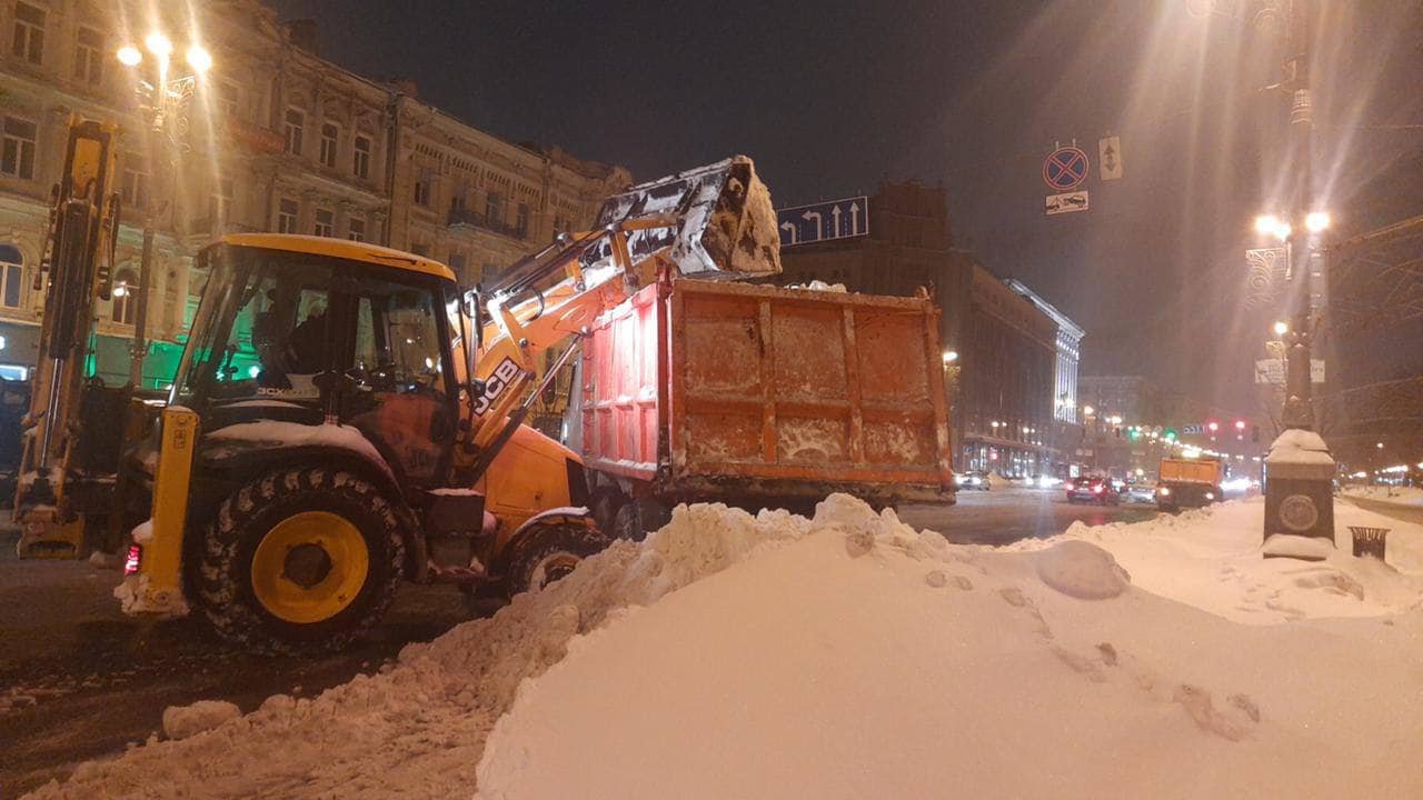 Коммунальные службы продолжают вывозить снег, Фото:  пресс-служба КГГА