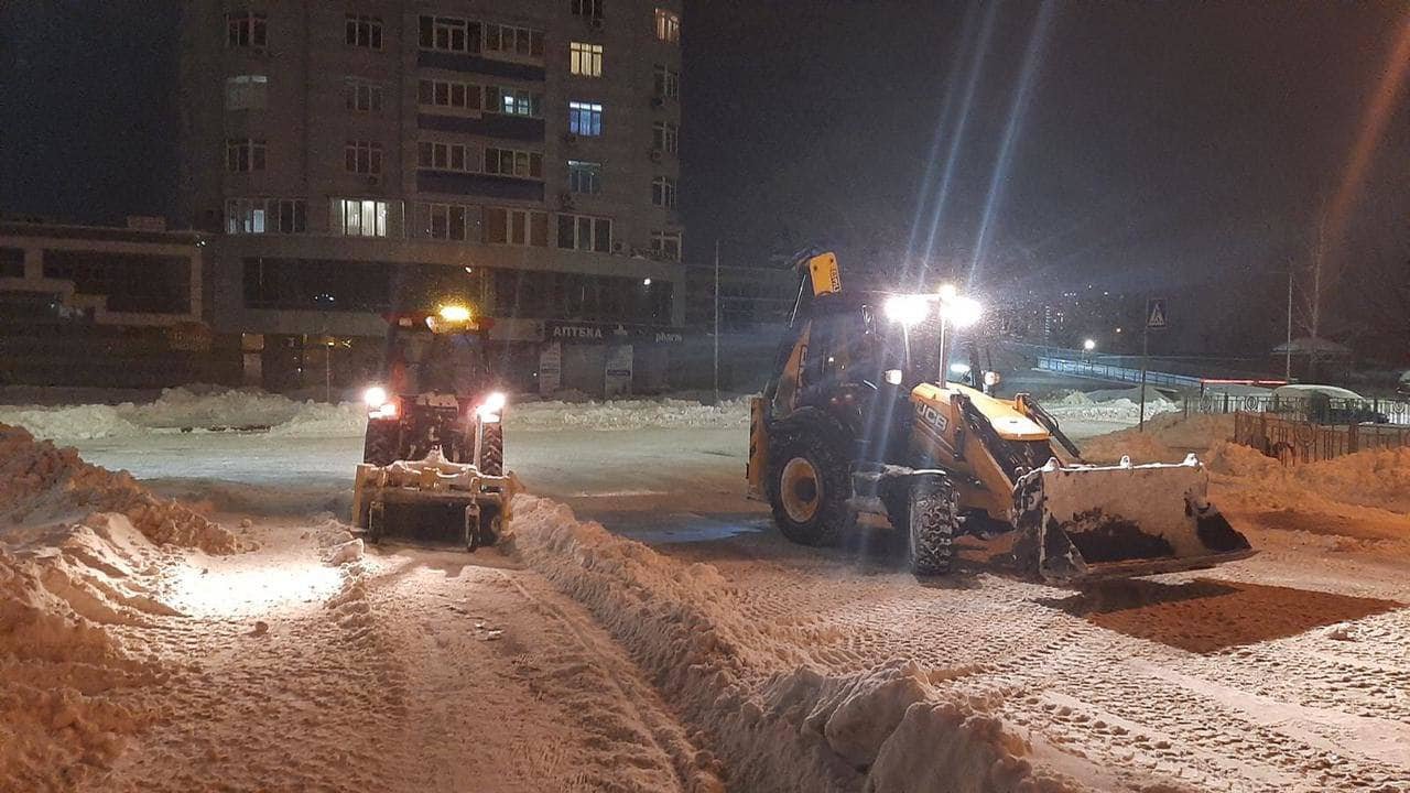 Коммунальные службы продолжают вывозить снег, Фото:  пресс-служба КГГА