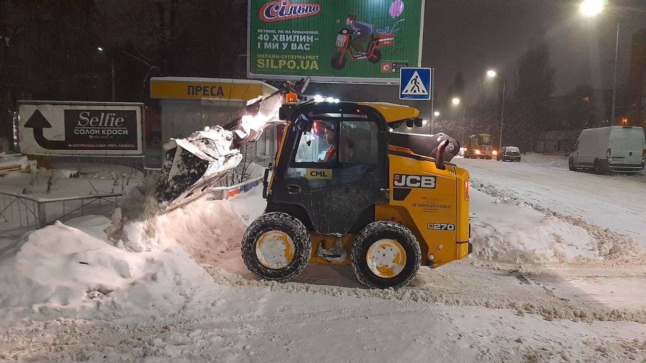 Коммунальные службы продолжают вывозить снег, Фото:  пресс-служба КГГА