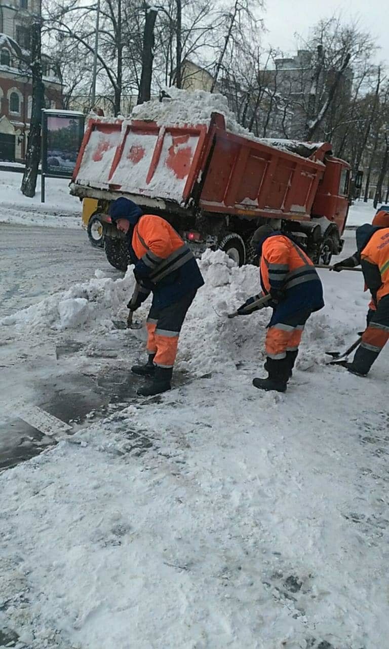 Коммунальные службы продолжают вывозить снег, Фото:  пресс-служба КГГА