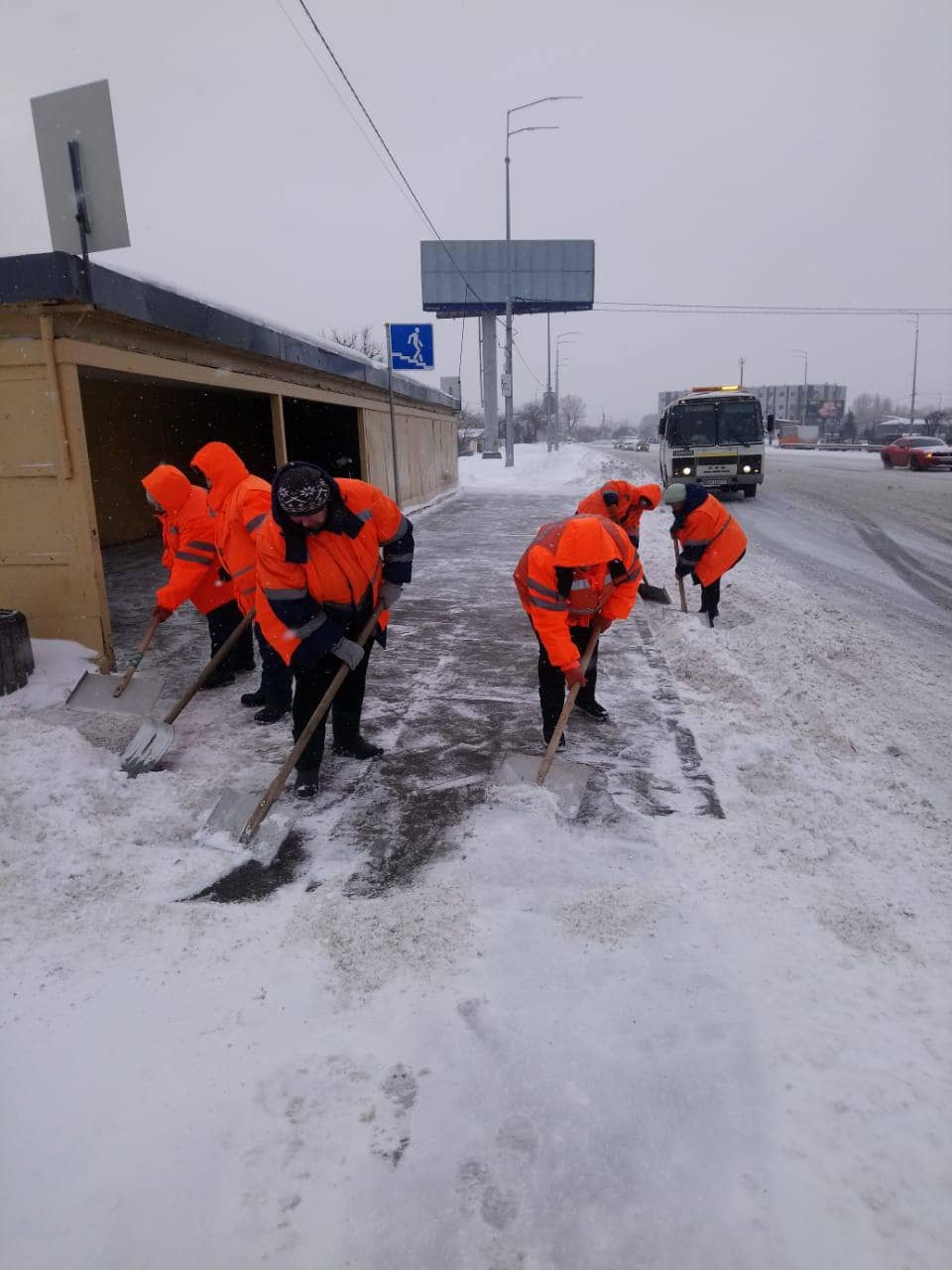 Коммунальные службы продолжают вывозить снег, Фото:  пресс-служба КГГА