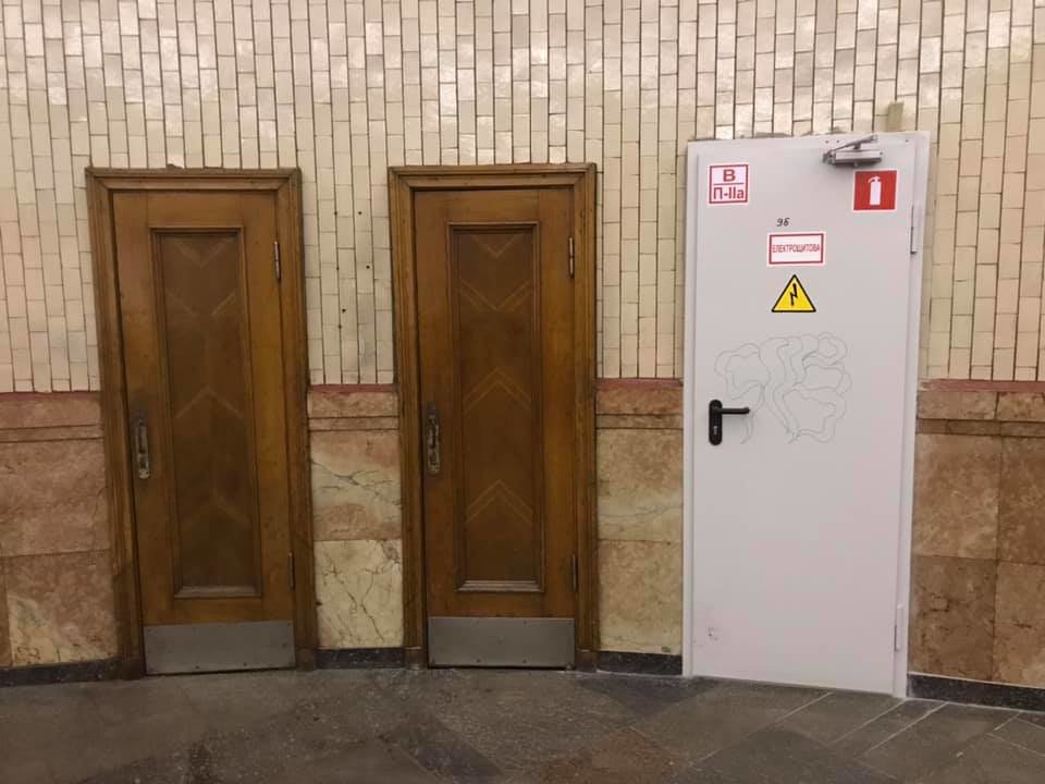 В Киеве на станции метро "Арсенальная" заменили часть оригинальных деревянных дверей на металлические