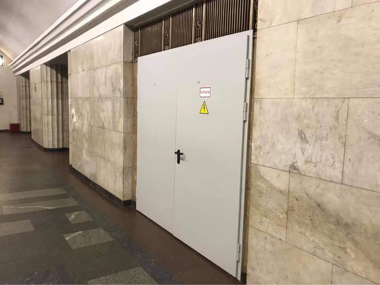 В Киеве на станции метро "Арсенальная" заменили часть оригинальных деревянных дверей на металлические