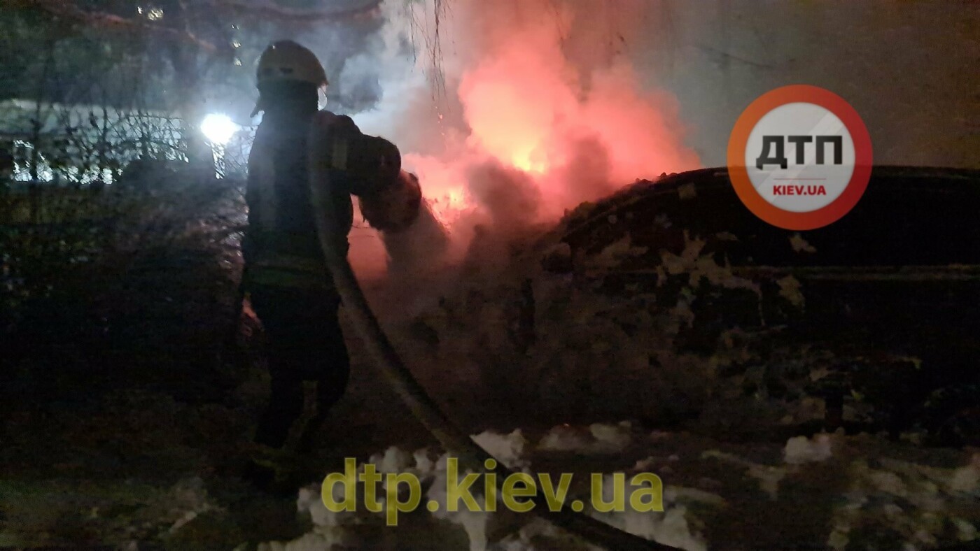 В Киеве подожгли машину известного активиста, Фото: dtp.kiev.ua
