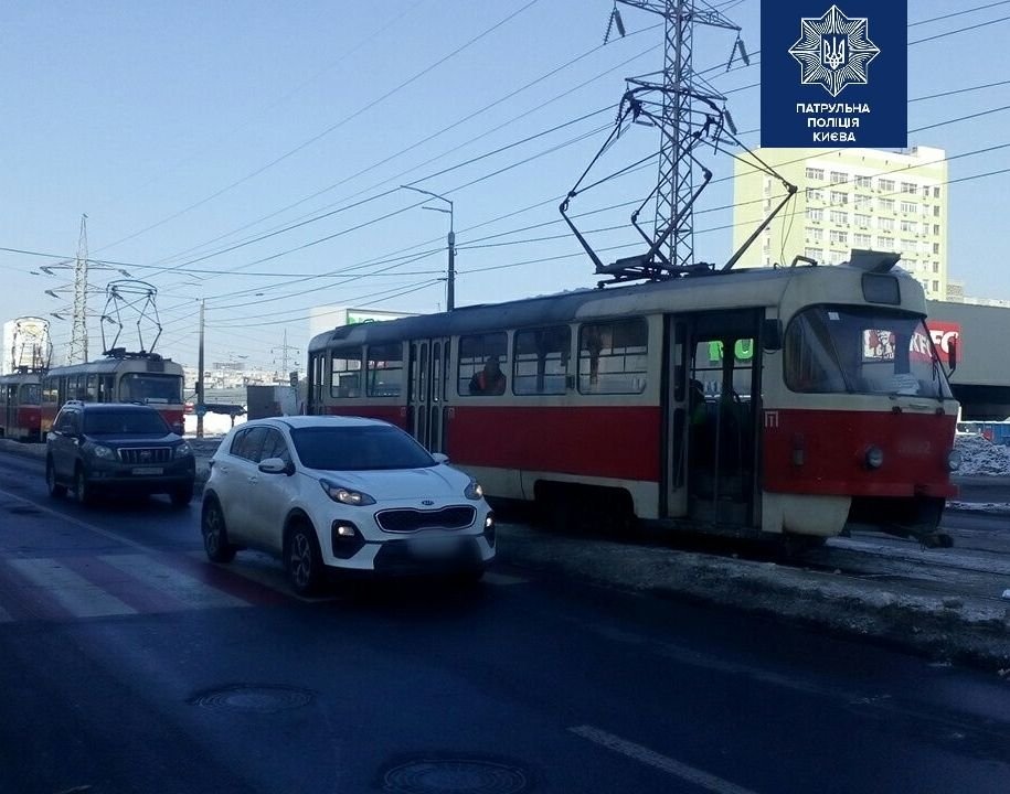 В Киеве трамвай сбил человека на пешеходном переходе.