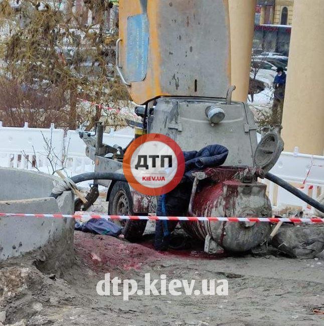 В Киеве на стройплощадке мужчине оторвало ногу бетонным миксером. В Киеве на стройплощадке мужчине оторвало ногу бетонным миксером.