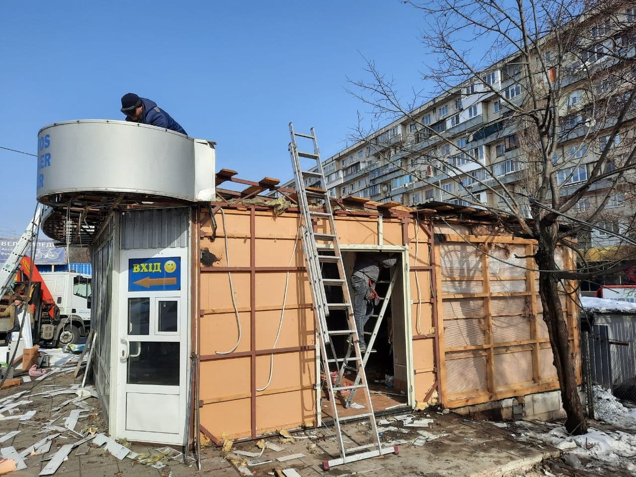 В Киева демонтировали 5 незаконно установленных сооружений