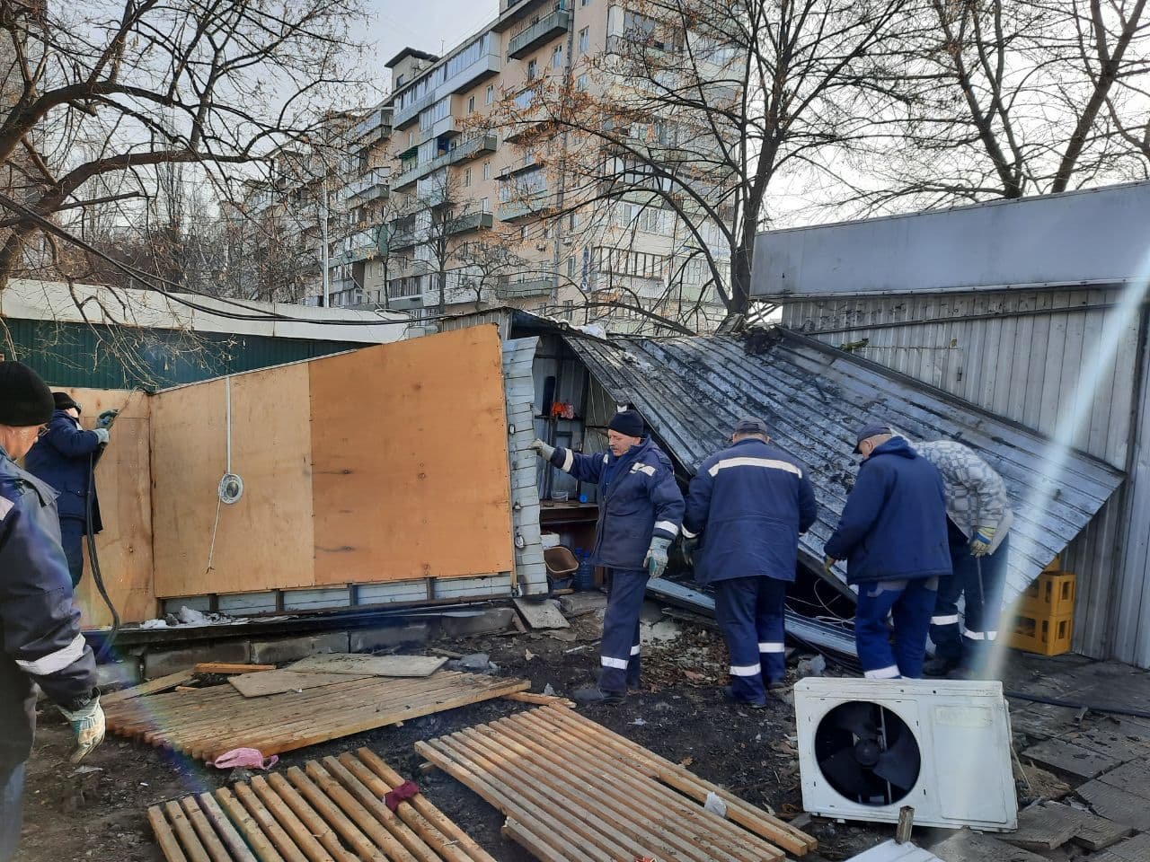 В Киева демонтировали 5 незаконно установленных сооружений