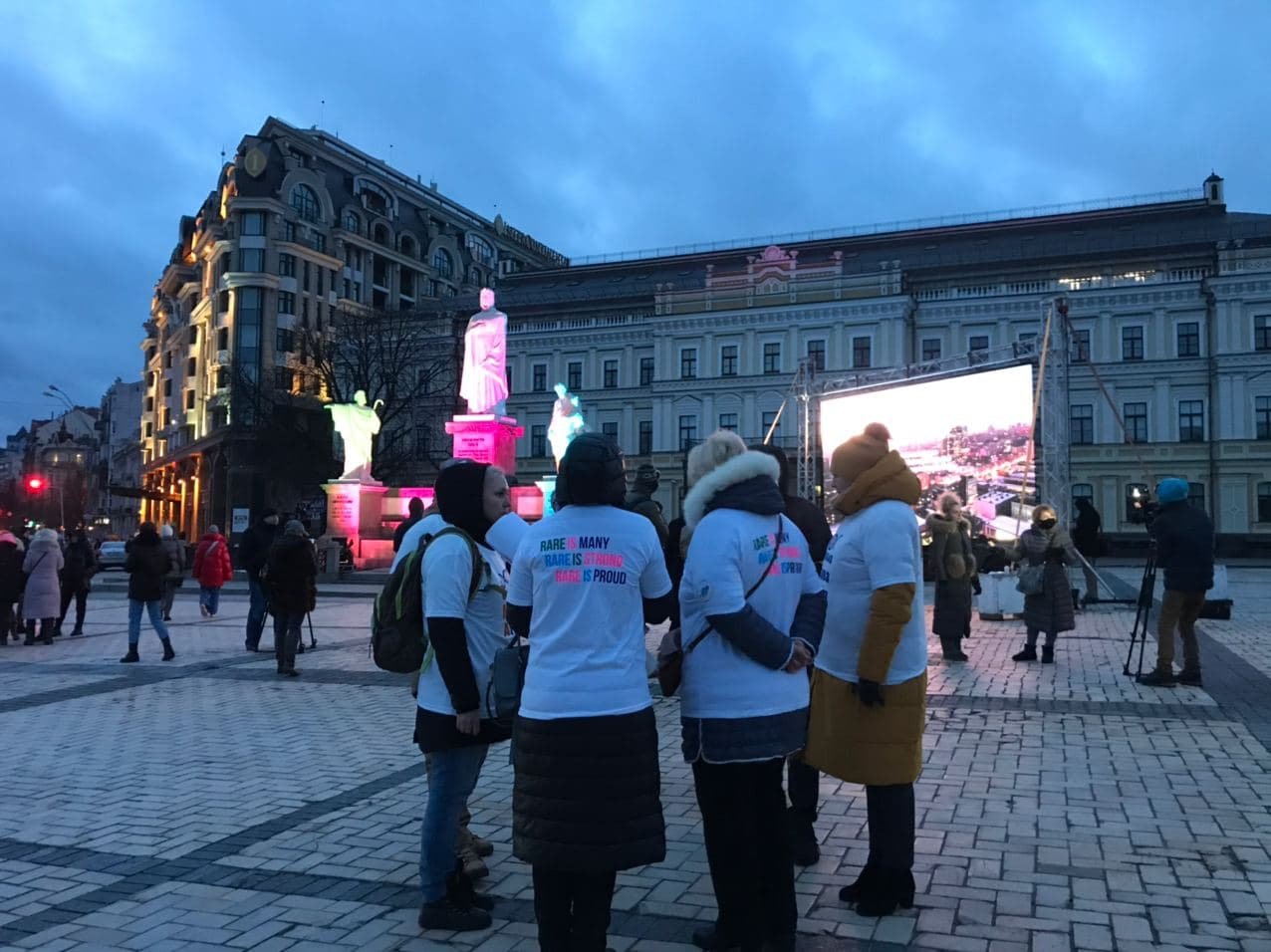 На Михайловской площади установили световую инсталляцию к Международному дню редких заболеваний, Фото: 44.ua