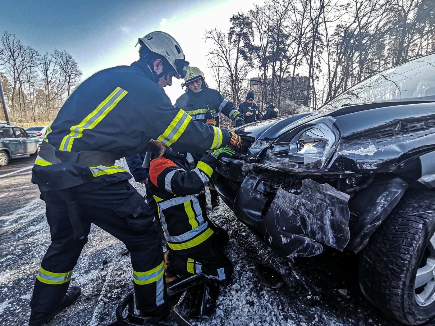 В Киеве спасатели достали водителя из покореженного авто., Фото ГСЧС