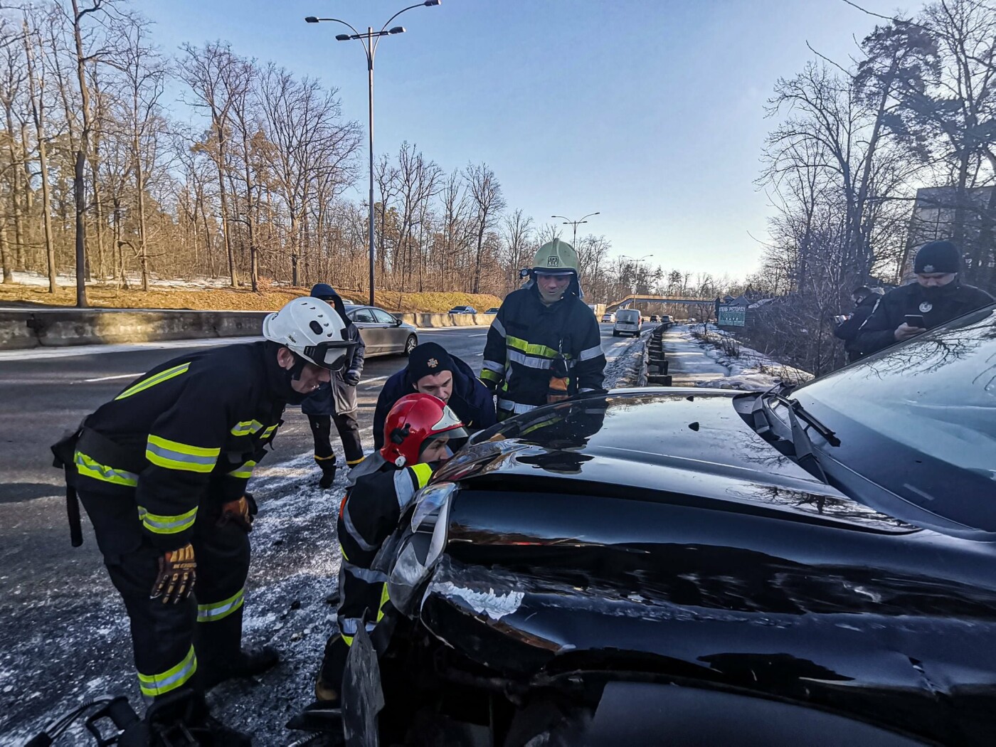 Спасает машину от града