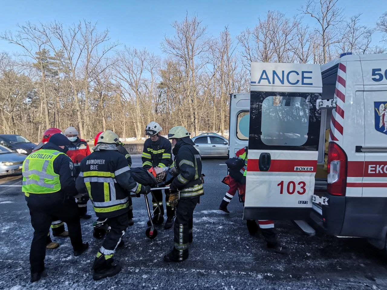 В Киеве спасатели достали водителя из покореженного авто., Фото ГСЧС