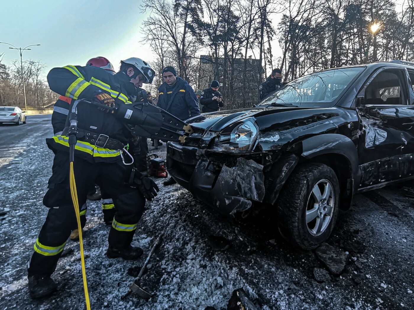 В Киеве спасатели достали водителя из покореженного авто., Фото ГСЧС