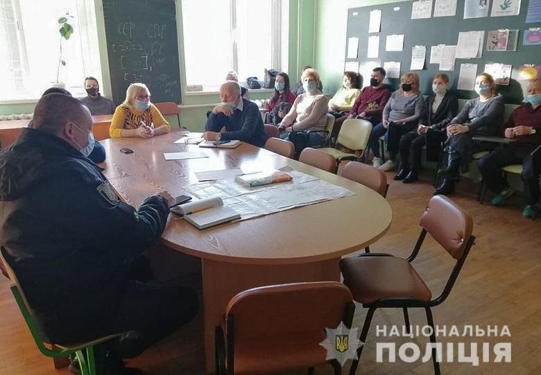 Полиция Киева проводит профилактические беседы с учителями в школах, Фото: Национальная полиция