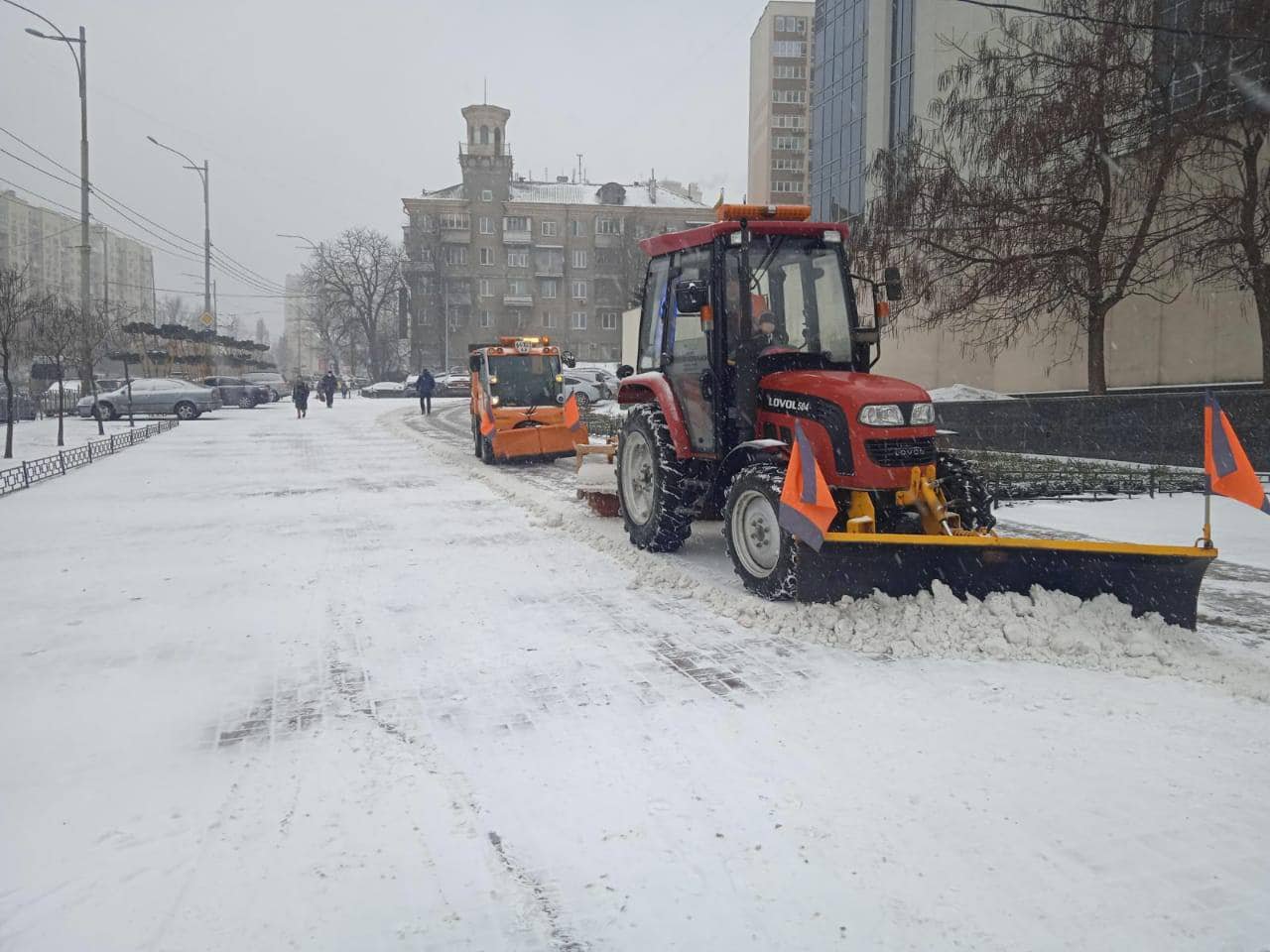 В Киеве обрабатывают дороги