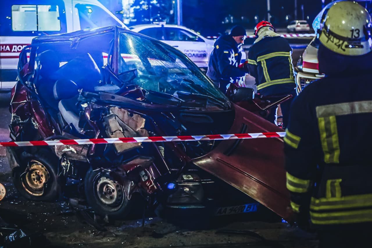 В Киеве "Toyota" на огромной скорости протаранила "Skoda", двое погибших, - ФОТО, фото-1