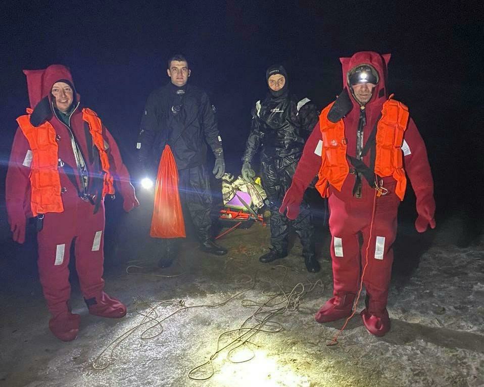 Двое рыбаков вблизи села Сухолучье оказались на отдельном куске льда, Ajnj^ пресс-служба спасателей Киевской области