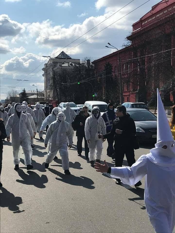 По Киеву ездит бусик с динамиками и призывает не верить не верит в COVID-19., Фото: Типичный Киев
