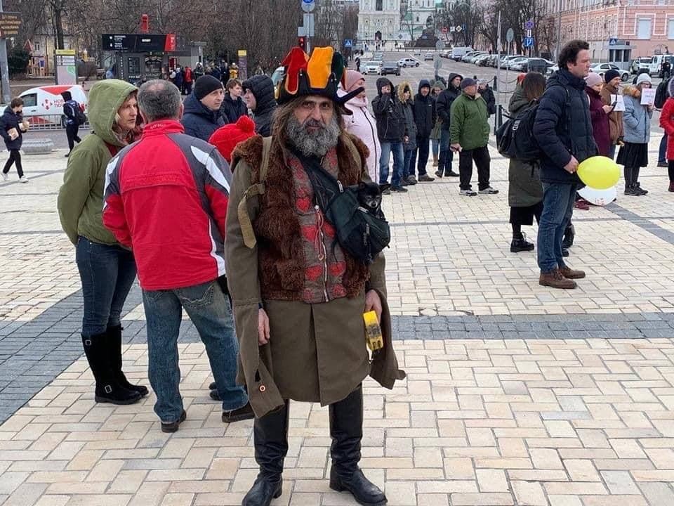 Типичный киев. Митинг в Киеве. Митинг в Киеве 2014. Митинг фото. Много людей идут на митинг.