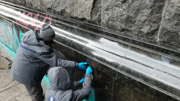 Под Офис президента пригнали специальную машину для отмывания краски., Фото Сегодня