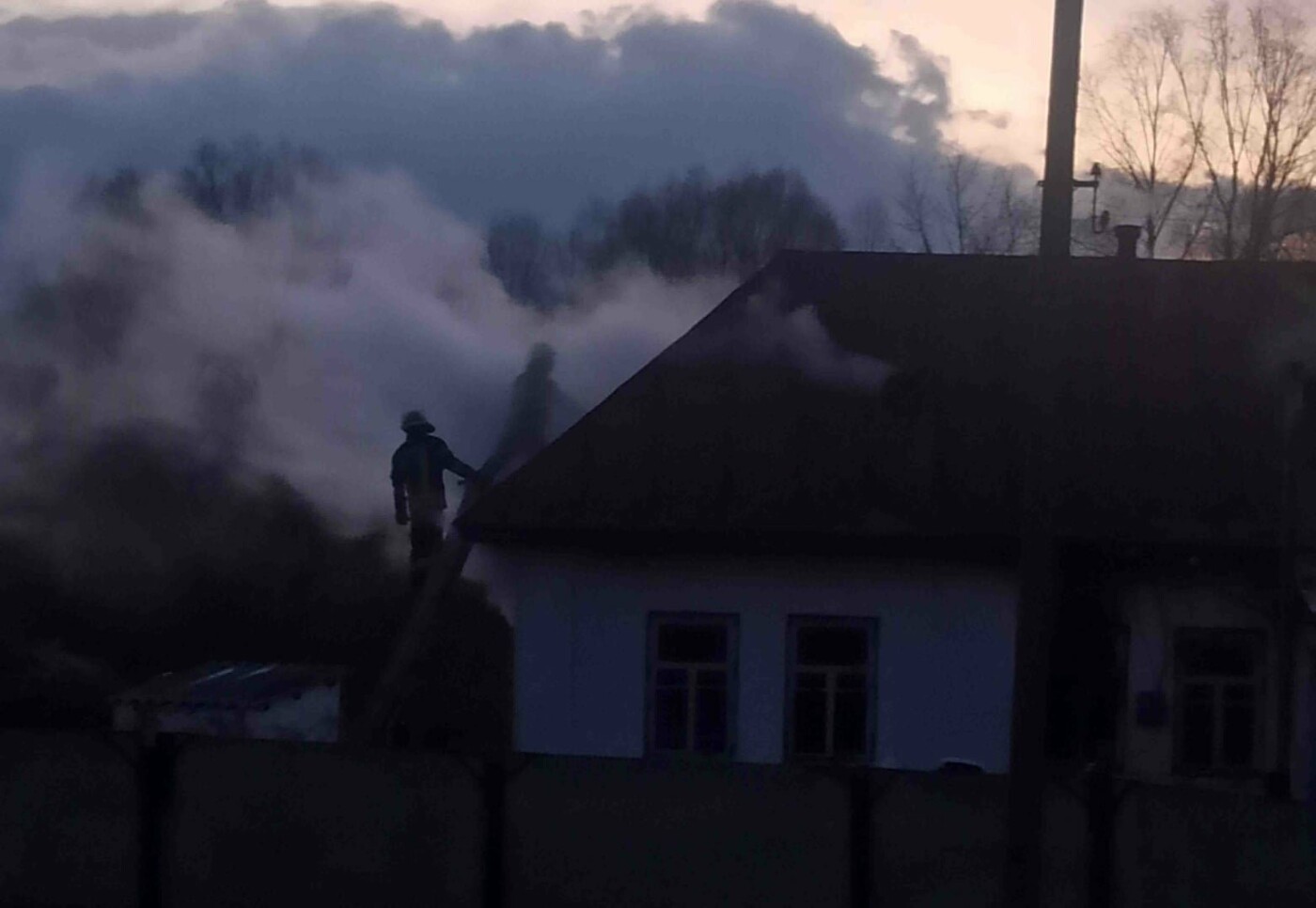 В селе Требухов Киевской области спасли из огня женщину и маленьких детей., Фото: пресс-служба спасателей Киевской области