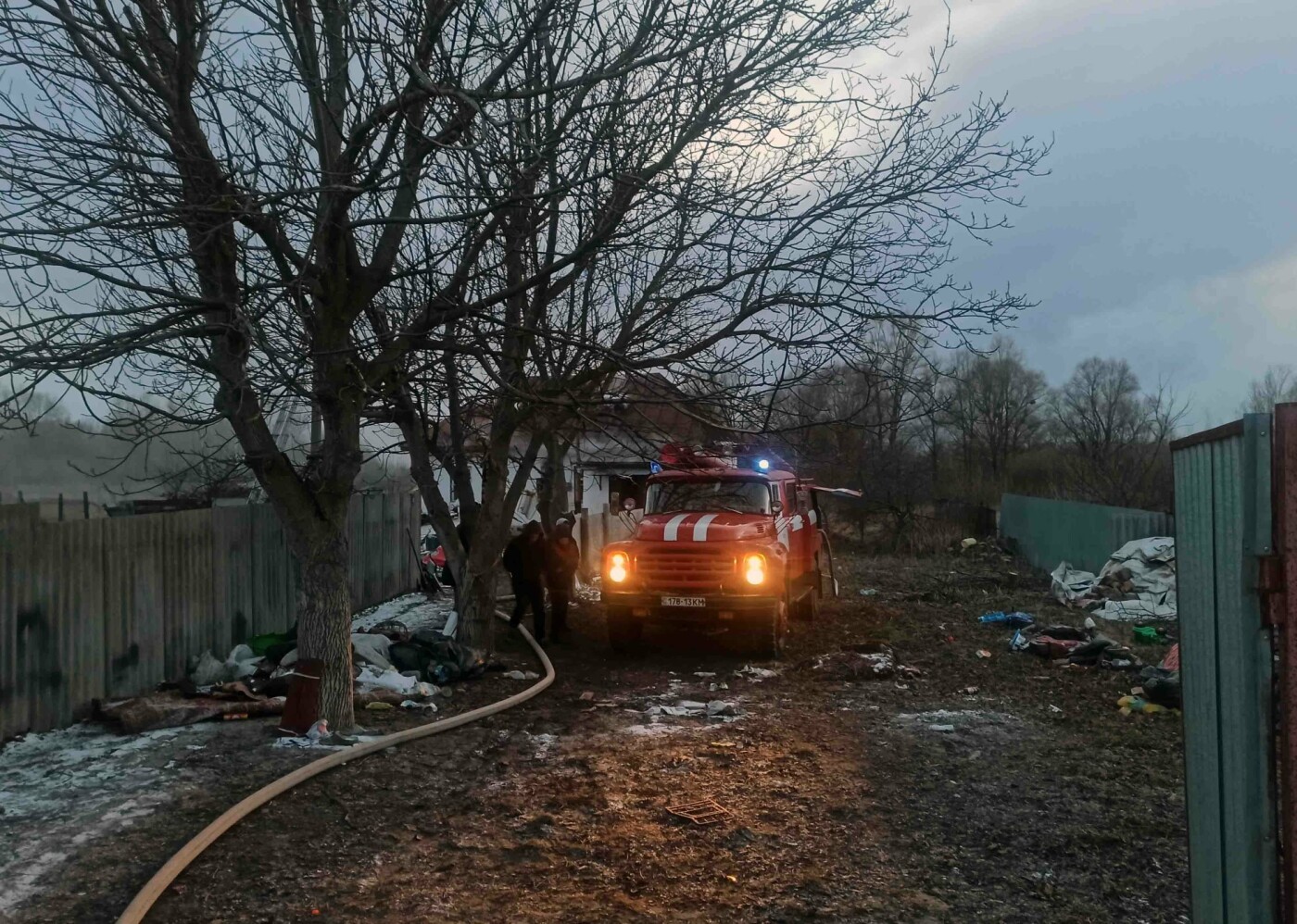 В селе Требухов Киевской области спасли из огня женщину и маленьких детей., Фото: пресс-служба спасателей Киевской области
