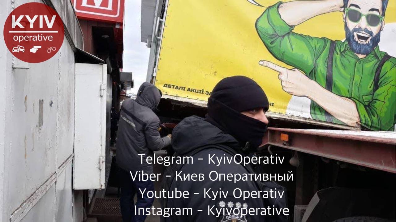 Некоторые владельцы МАФов вылезли на киоски и начали разливать бензин вокруг, Фото: Киев Оперативный