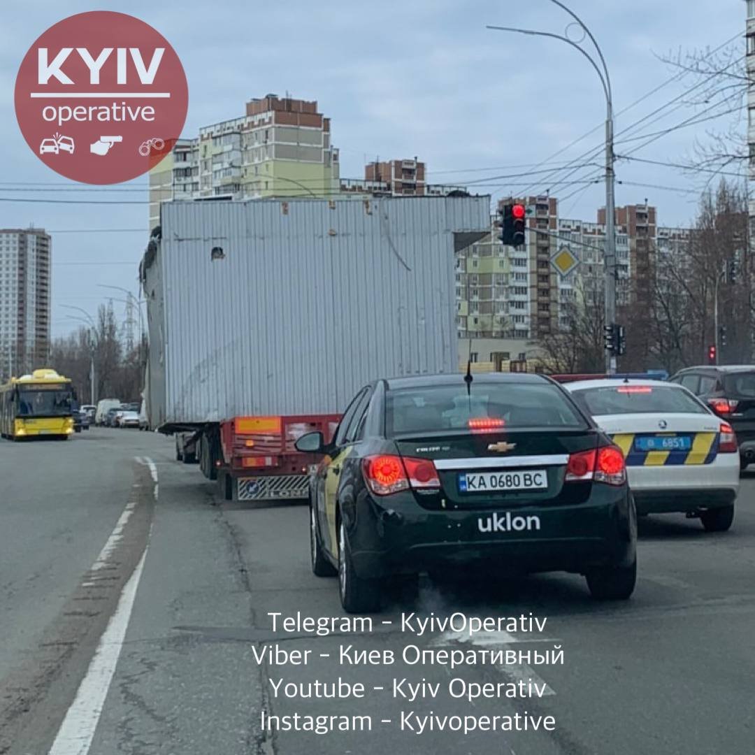 Некоторые владельцы МАФов вылезли на киоски и начали разливать бензин вокруг, Фото: Киев Оперативный