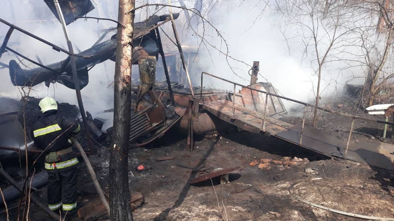 В Киеве горели плавдачи, Фото: Главное управление ДСНС Украины в Киеве