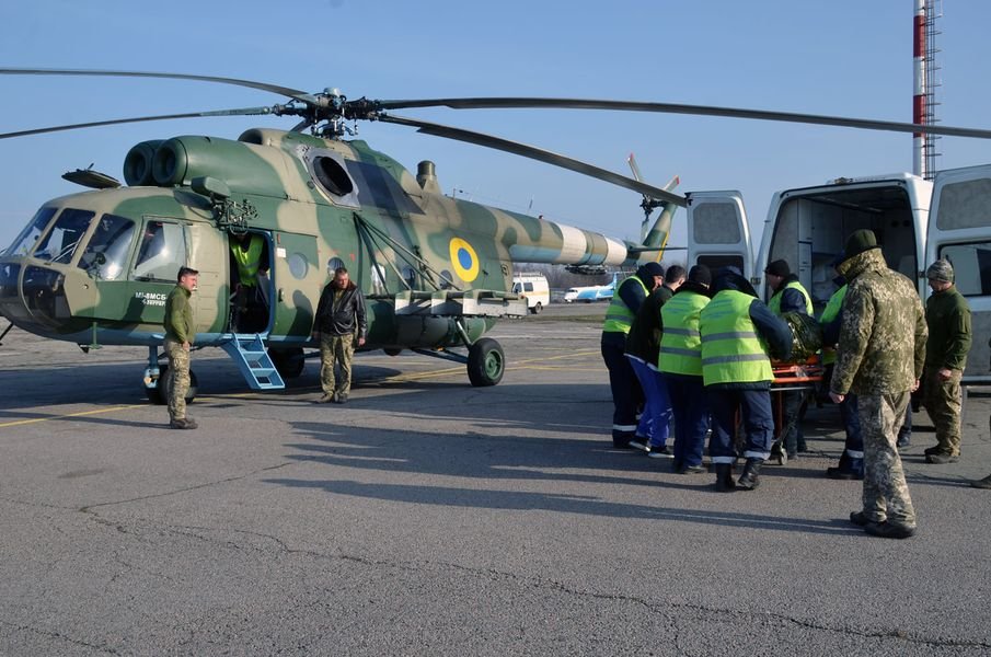 В Киев вертолетом доставили военного, Фото: пресс-служба Командование Медицинских сил Вооруженных Сил Украины