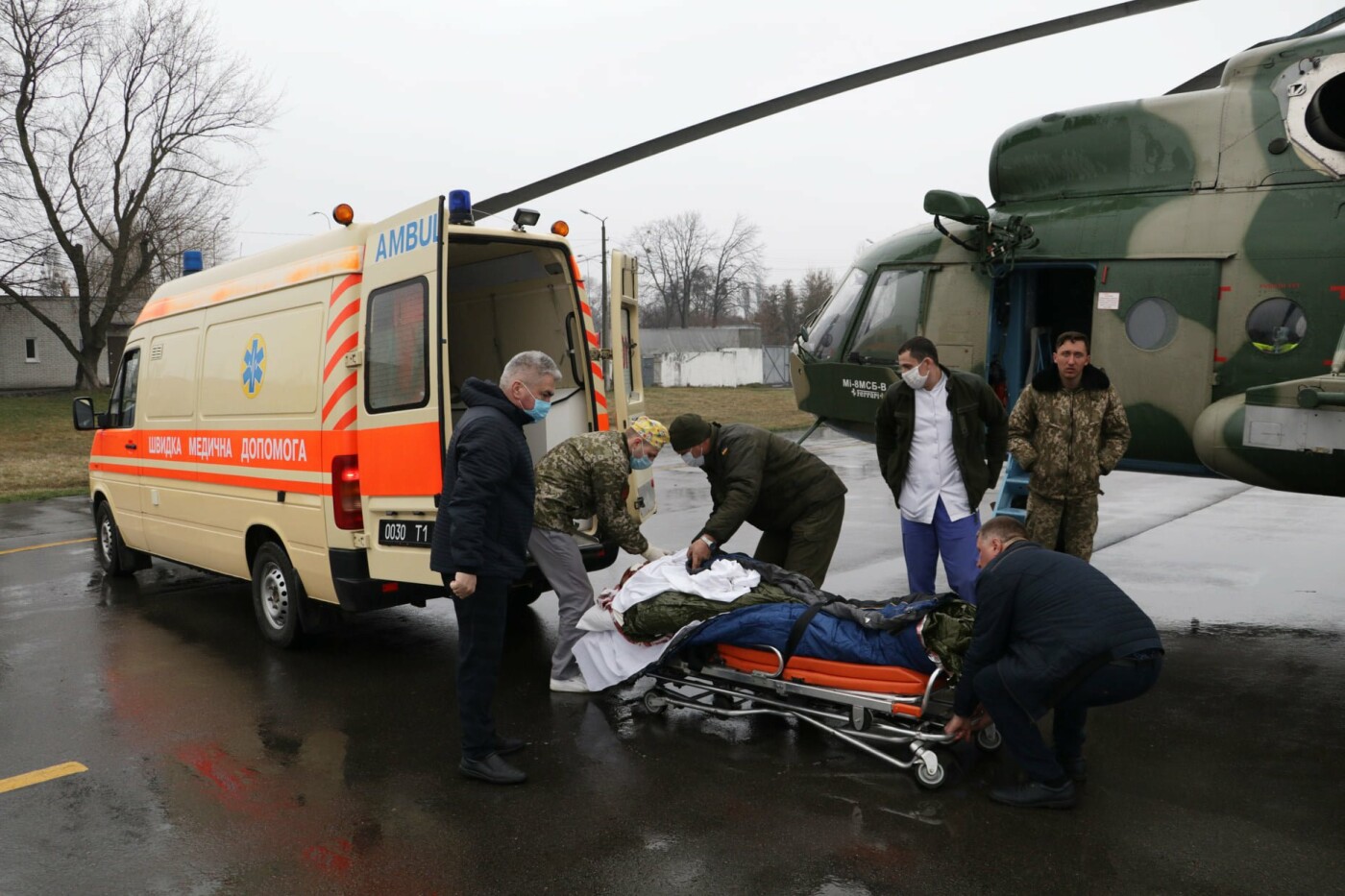 В Киев вертолетом доставили военного, Фото: пресс-служба Командование Медицинских сил Вооруженных Сил Украины