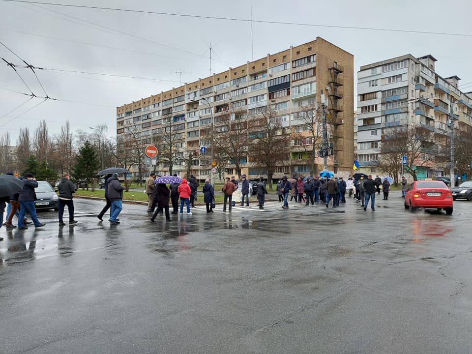 Жители Оболони перекрыли дорогу из-за скандальной застройки Минского массива.