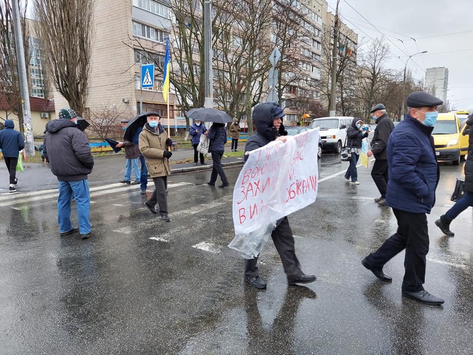 Жители Оболони перекрыли дорогу из-за скандальной застройки Минского массива.