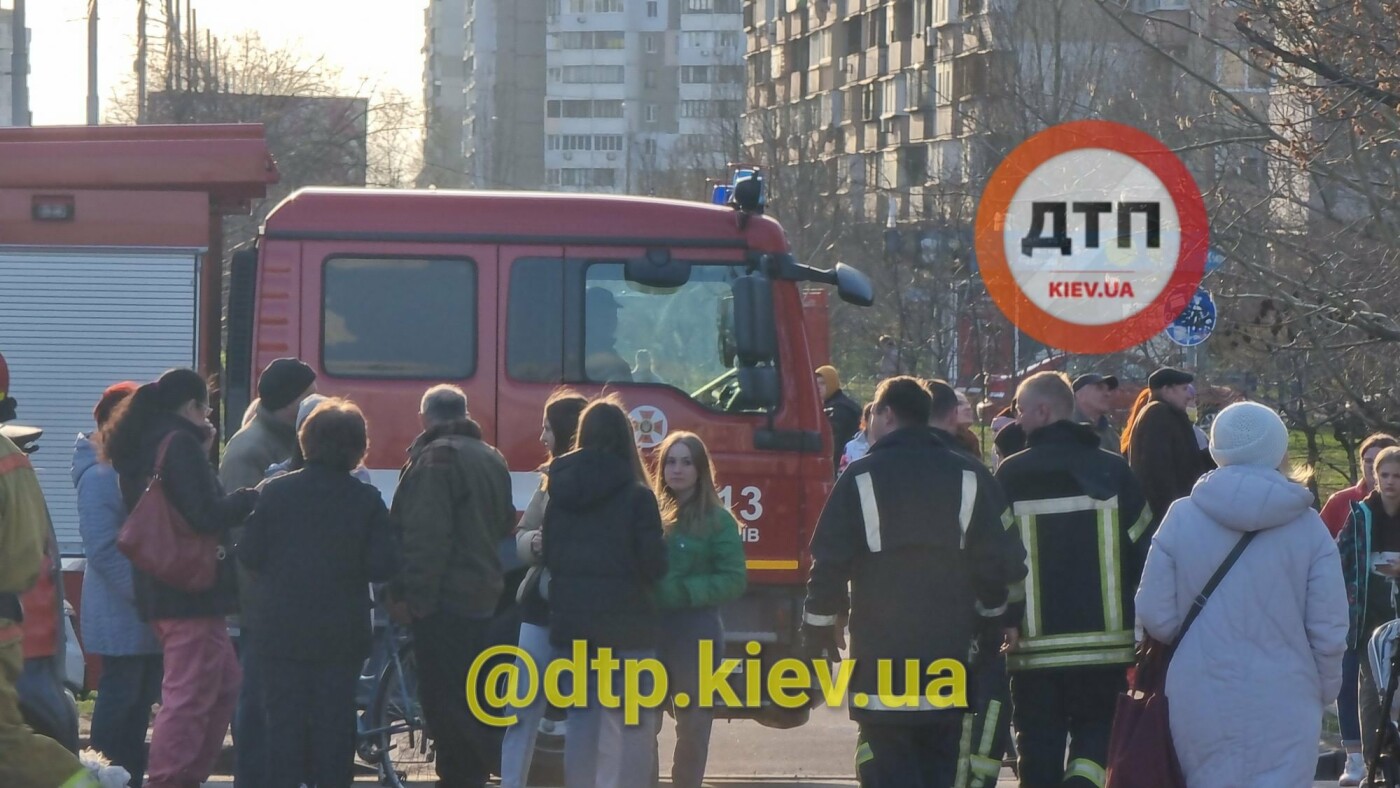 Могли умереть: в Киеве пожарные спасли от смерти двух маленьких детей.