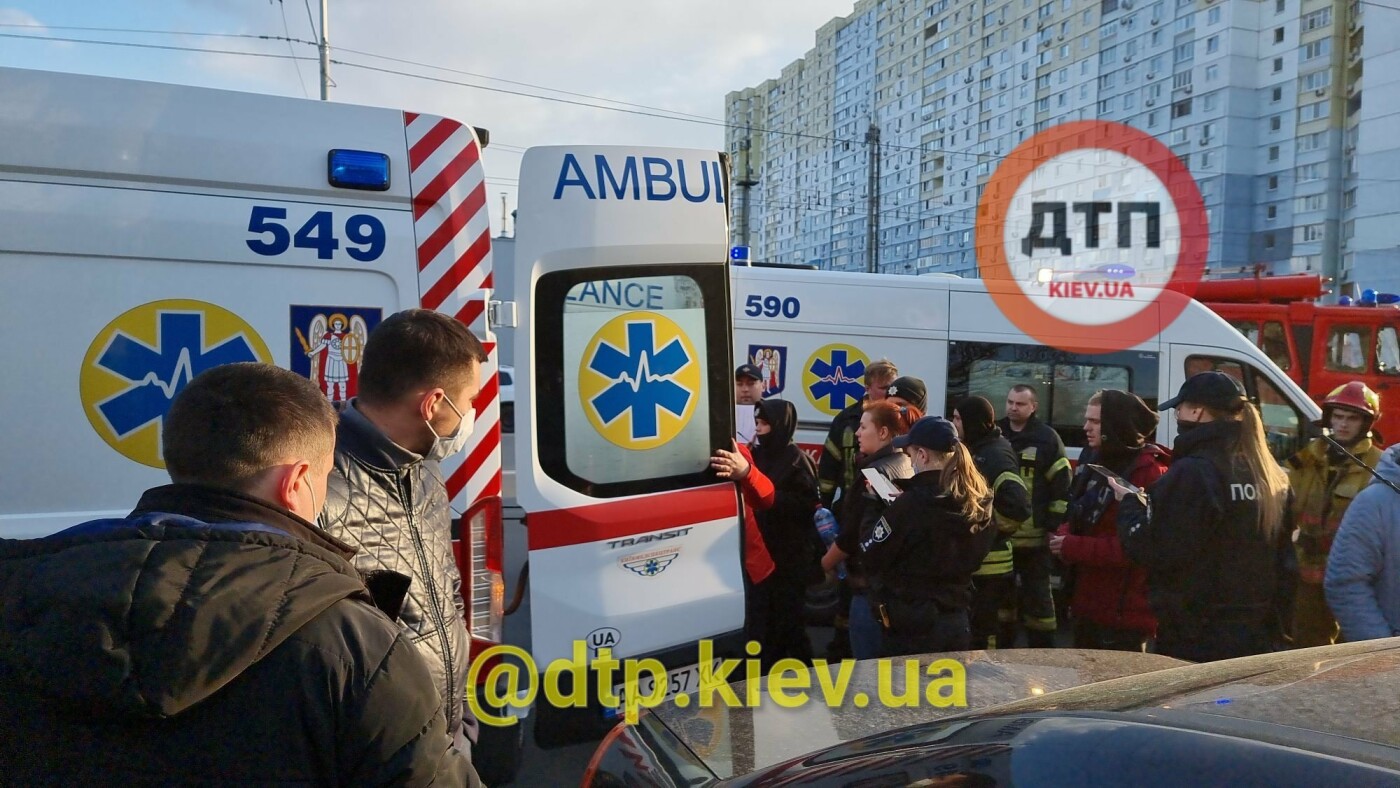 Могли умереть: в Киеве пожарные спасли от смерти двух маленьких детей.