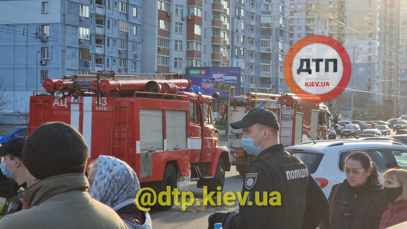 Могли умереть: в Киеве пожарные спасли от смерти двух маленьких детей.