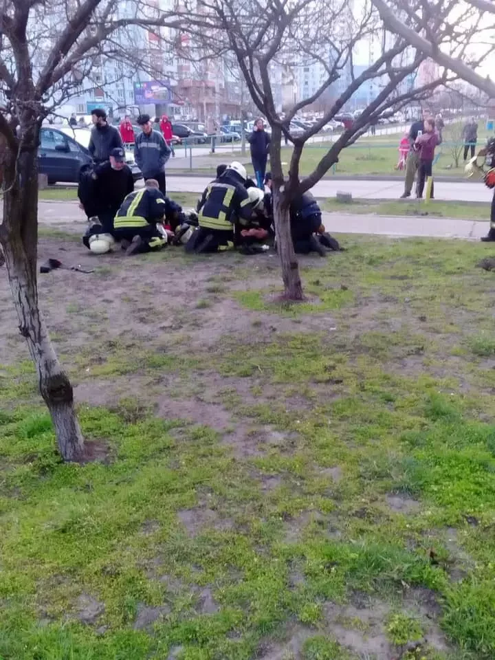 Могли умереть: в Киеве пожарные спасли от смерти двух маленьких детей.