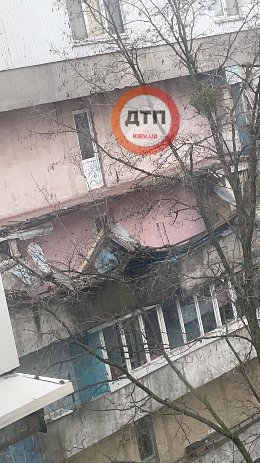 В Киеве рухнул балкон в жилом доме