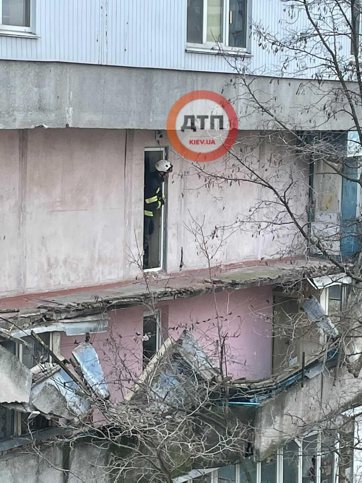 В Киеве рухнул балкон в жилом доме
