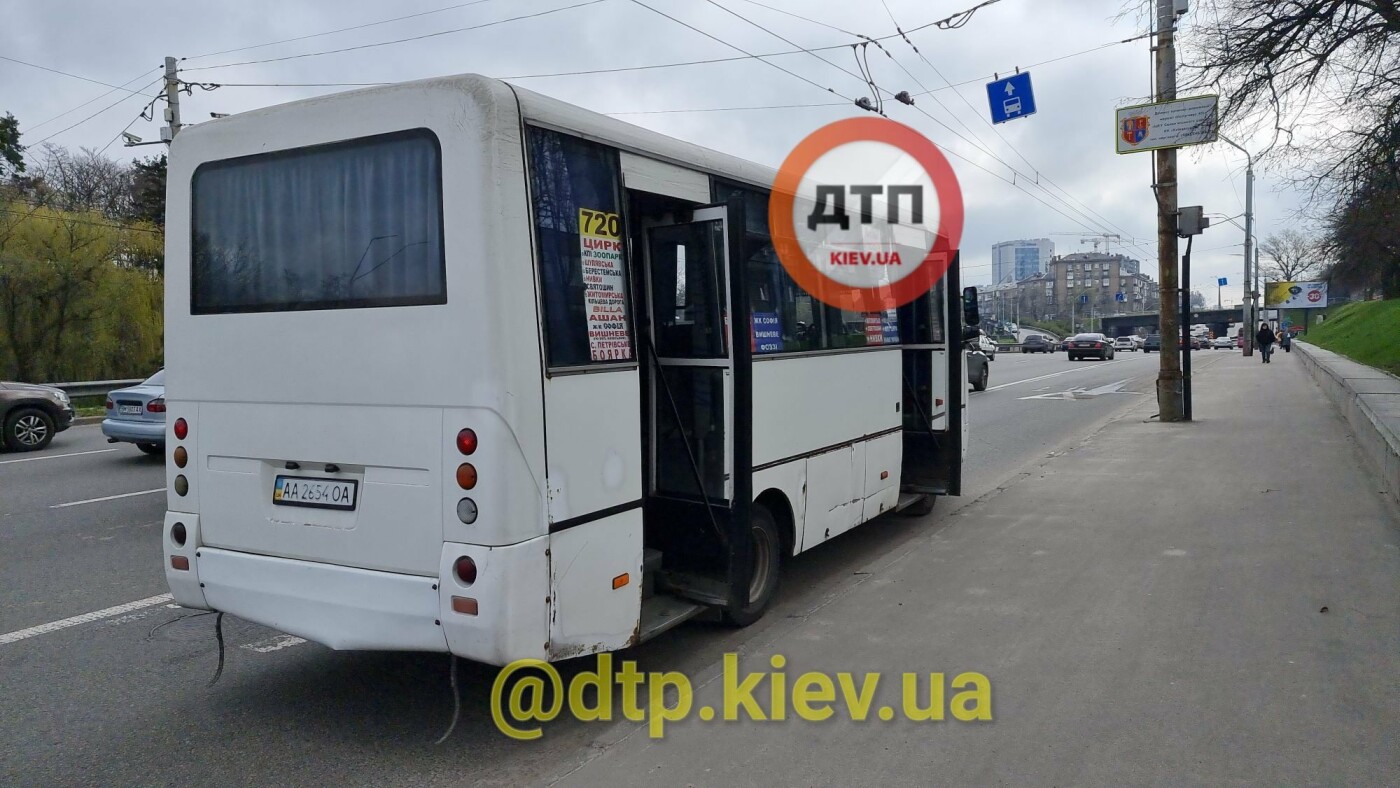 В Киеве водитель маршрутки устроил драку с полицией