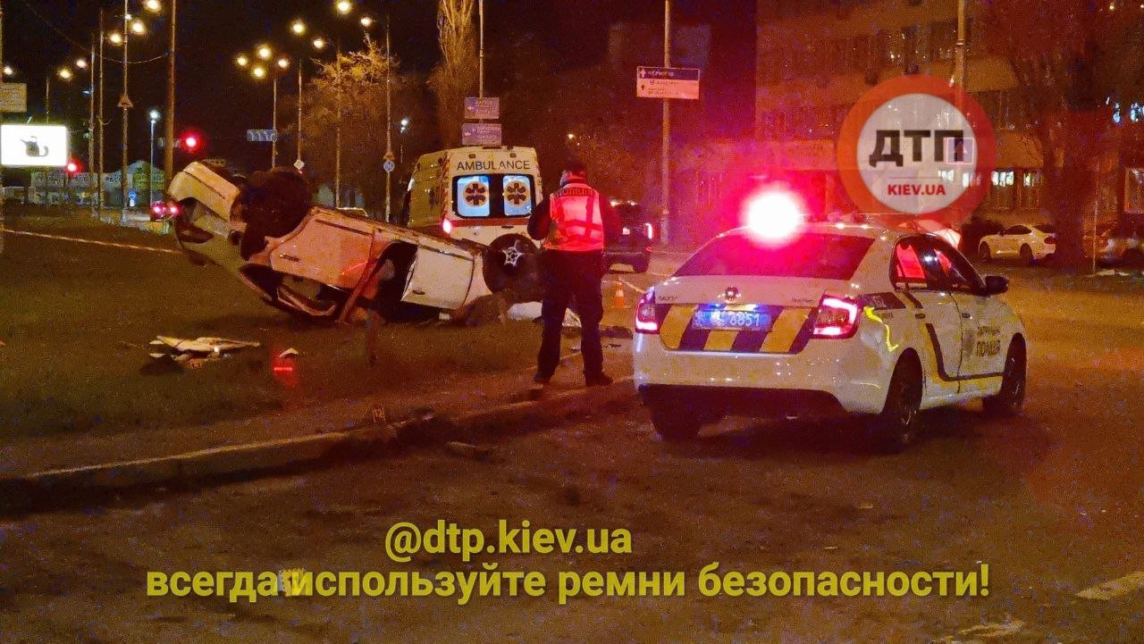 в Киеве на скорости перевернулся автомобиль.
