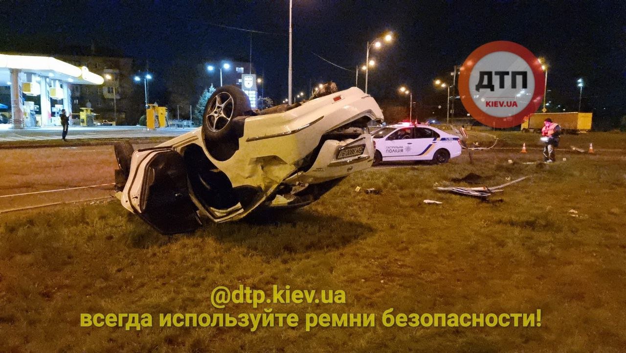 в Киеве на скорости перевернулся автомобиль.