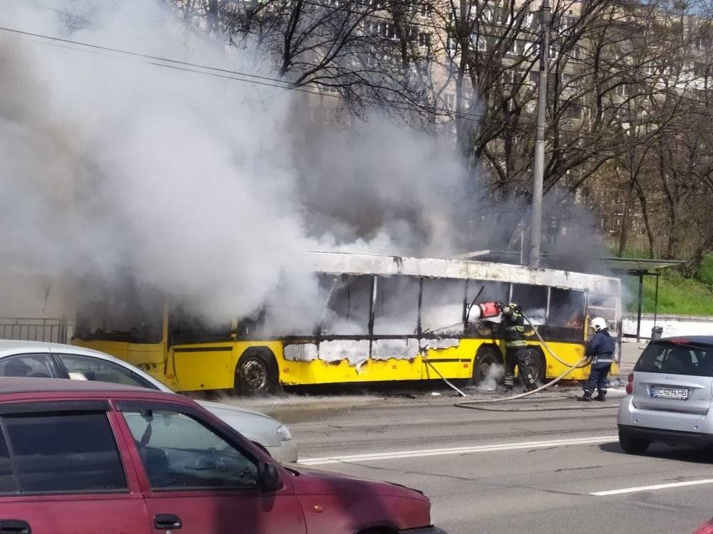 В Киеве прямо на маршруте загорелся коммунальный автобус., Фото: Элена Элена/Facebook/Транспорт Киева